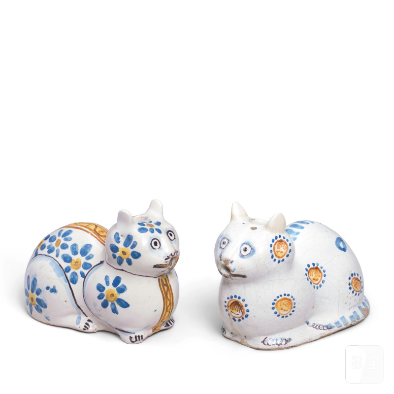 Two zoomorphic Nevers faience pouring vessels modelled as recumbent cats, late 17th century - 图3